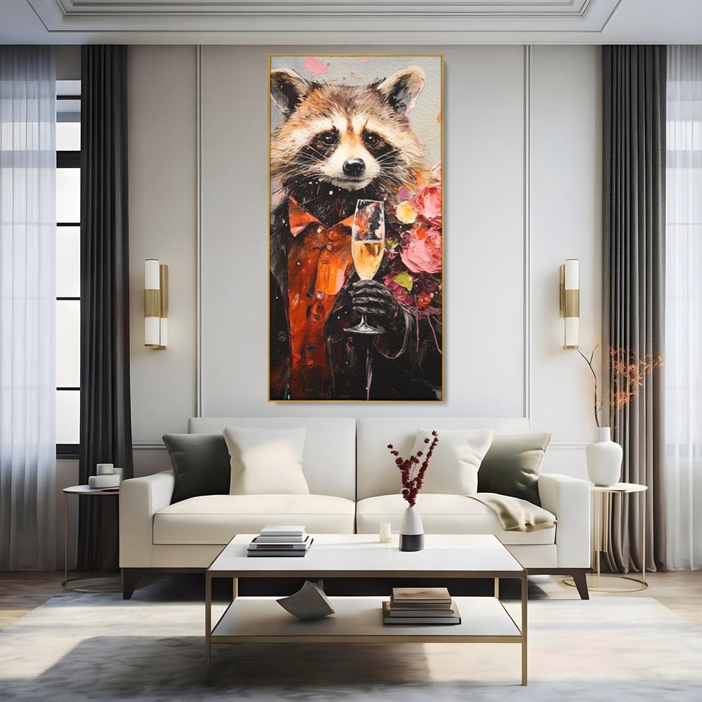 Tablou canvas cu tablou canvas cu raton elegant tinand pahar de sampanie, in rama de aluminiu auriu, pe perete intr-un living